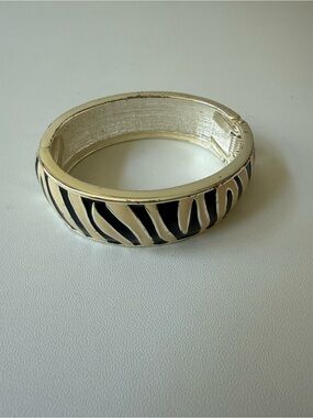 Elegant Zebra-Print Black and Cream Hinged Bangle Bracelet